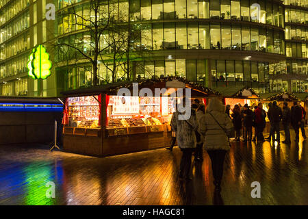 Municipio e più London, Londra, Regno Unito, 30 novembre 2016. L'annuale Mercato di Natale, questo anno chiamato 'Natale dal fiume", caratteristiche bancarelle ed eventi intorno al Municipio, più London, London Bridge Pier e l'Hays Galleria. Si va dal 30 novembre 2016 al 3 gennaio 2017. Credito: Imageplotter News e sport/Alamy Live News Foto Stock