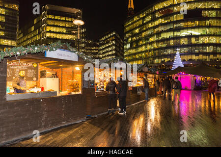 Municipio e più London, Londra, Regno Unito, 30 novembre 2016. L'annuale Mercato di Natale, questo anno chiamato 'Natale dal fiume", caratteristiche bancarelle ed eventi intorno al Municipio, più London, London Bridge Pier e l'Hays Galleria. Si va dal 30 novembre 2016 al 3 gennaio 2017. Credito: Imageplotter News e sport/Alamy Live News Foto Stock