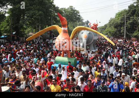 Aprile 14, 2016 - Dhaka, Bangladesh - (FILE) il file immagine datata 14 aprile 2016 mostra popolo del Bangladesh durante un colorato Mangal Shobhajatra festival per celebrare Pahela Baishakh, il primo giorno del primo mese di Bangla anno di calendario 1423, presso l Istituto Charukola a Dhaka, nel Bangladesh. L'UNESCO ha aggiunto il Mangal Shobhajatra festival sul Pahela Baishakh tra gli altri nuovi elementi per la salvaguardia del patrimonio culturale intangibile elenco durante la loro undicesima sessione in Etiopia ad Addis Abeba, che va dal 28 novembre al 02 dicembre. Foto: Monirul Alam (credito Immagine: © Monirul Alam via ZUMA filo) Foto Stock