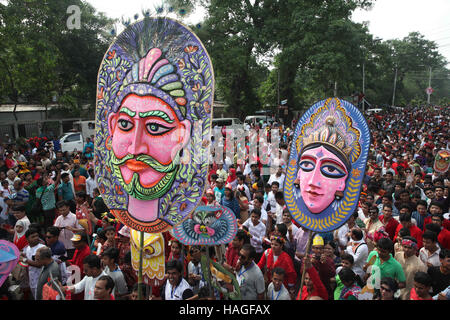 Aprile 14, 2016 - Dhaka, Bangladesh - (FILE) il file immagine datata 14 aprile 2016 mostra popolo del Bangladesh durante un colorato Mangal Shobhajatra festival per celebrare Pahela Baishakh, il primo giorno del primo mese di Bangla anno di calendario 1423, presso l Istituto Charukola a Dhaka, nel Bangladesh. L'UNESCO ha aggiunto il Mangal Shobhajatra festival sul Pahela Baishakh tra gli altri nuovi elementi per la salvaguardia del patrimonio culturale intangibile elenco durante la loro undicesima sessione in Etiopia ad Addis Abeba, che va dal 28 novembre al 02 dicembre. Foto: Monirul Alam (credito Immagine: © Monirul Alam via ZUMA filo) Foto Stock