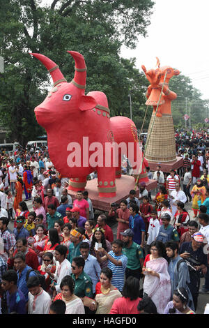 Aprile 14, 2016 - Dhaka, Bangladesh - (FILE) il file immagine datata 14 aprile 2016 mostra popolo del Bangladesh durante un colorato Mangal Shobhajatra festival per celebrare Pahela Baishakh, il primo giorno del primo mese di Bangla anno di calendario 1423, presso l Istituto Charukola a Dhaka, nel Bangladesh. L'UNESCO ha aggiunto il Mangal Shobhajatra festival sul Pahela Baishakh tra gli altri nuovi elementi per la salvaguardia del patrimonio culturale intangibile elenco durante la loro undicesima sessione in Etiopia ad Addis Abeba, che va dal 28 novembre al 02 dicembre. Foto: Monirul Alam (credito Immagine: © Monirul Alam via ZUMA filo) Foto Stock