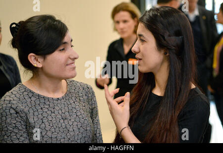 Stuttgart, Germania. 1 dicembre, 2016. Nadia Murad (r), ONU ambasciatore di benevolenza per la dignità delle vittime del traffico di esseri umani e Lamiya Aji Bashar che ha ricevuto il 2016 Sacharow-Preis lungo con Murad, in conversazione al Landtag membro pariament Baden-Wuerttemberg a Stoccarda, Germania, 1 dicembre 2016. Il Yazidi attivista per i diritti umani ha ringraziato lo stato tedesco di Baden-Wuerttemberg per prendere in vittime della tratta. Foto: Franziska Kraufmann/dpa/Alamy Live News Foto Stock