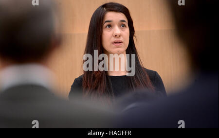 Stuttgart, Germania. 1 dicembre, 2016. Nadia Murad, ONU ambasciatore di benevolenza per la dignità delle vittime del traffico di esseri umani, parlando al Landtag membro pariament Baden-Wuerttemberg a Stoccarda, Germania, 1 dicembre 2016. Il Yazidi attivista per i diritti umani ha ringraziato lo stato tedesco di Baden-Wuerttemberg per prendere in vittime della tratta. Foto: Franziska Kraufmann/dpa/Alamy Live News Foto Stock