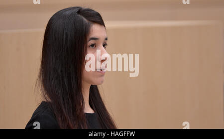 Stuttgart, Germania. 1 dicembre, 2016. Nadia Murad, ONU ambasciatore di benevolenza per la dignità delle vittime del traffico di esseri umani, parlando al Landtag membro pariament Baden-Wuerttemberg a Stoccarda, Germania, 1 dicembre 2016. Il Yazidi attivista per i diritti umani ha ringraziato lo stato tedesco di Baden-Wuerttemberg per prendere in vittime della tratta. Foto: Franziska Kraufmann/dpa/Alamy Live News Foto Stock