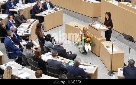 Stuttgart, Germania. 1 dicembre, 2016. Nadia Murad, ONU ambasciatore di benevolenza per la dignità delle vittime del traffico di esseri umani, parlando al Landtag membro pariament Baden-Wuerttemberg a Stoccarda, Germania, 1 dicembre 2016. Il Yazidi attivista per i diritti umani ha ringraziato lo stato tedesco di Baden-Wuerttemberg per prendere in vittime della tratta. Foto: Franziska Kraufmann/dpa/Alamy Live News Foto Stock