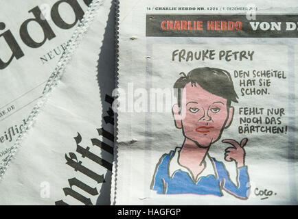 Stuttgart, Germania. 1 dicembre, 2016. Una caricatura di Frauke Petry (AFD) nella prima edizione tedesca di Charlie Hebdo, raffigurato su un tavolo lungo con altri giornali tedeschi a Stoccarda, Germania, 1 dicembre 2016. Il primo di lingua tedesca edizione del francese rivista satirica Charlie Hebdo è in vendita in Germania. Foto: Lino Mirgeler/dpa/Alamy Live News Foto Stock