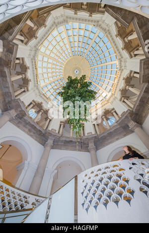 Londra, Regno Unito. 30 Novembre, 2016. Tate Britain albero di Natale nella Rotunda da Shirazeh Houshiary. L'installazione segna l inizio di una serie di eventi di gala alla Tate Britain nel fine settimana del 2 e 3 dicembre. Credito: Guy Bell/Alamy Live News Foto Stock