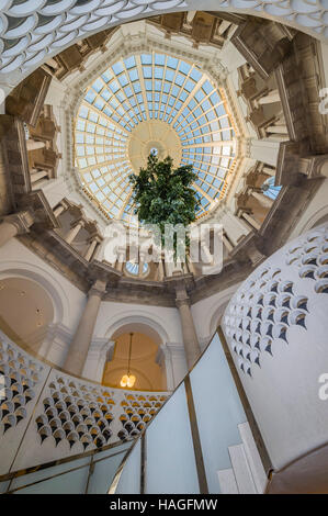 Londra, Regno Unito. 30 Novembre, 2016. Tate Britain albero di Natale nella Rotunda da Shirazeh Houshiary. L'installazione segna l inizio di una serie di eventi di gala alla Tate Britain nel fine settimana del 2 e 3 dicembre. Credito: Guy Bell/Alamy Live News Foto Stock