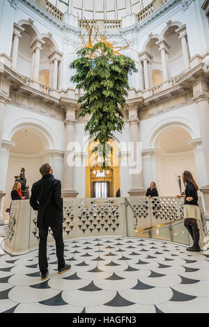 Londra, Regno Unito. 30 Novembre, 2016. Tate Britain albero di Natale nella Rotunda da Shirazeh Houshiary. L'installazione segna l inizio di una serie di eventi di gala alla Tate Britain nel fine settimana del 2 e 3 dicembre. Credito: Guy Bell/Alamy Live News Foto Stock