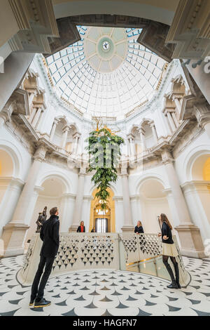 Londra, Regno Unito. 30 Novembre, 2016. Tate Britain albero di Natale nella Rotunda da Shirazeh Houshiary. L'installazione segna l inizio di una serie di eventi di gala alla Tate Britain nel fine settimana del 2 e 3 dicembre. Credito: Guy Bell/Alamy Live News Foto Stock