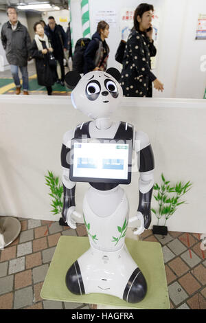 Tokyo, Giappone. 1 dicembre, 2016. SoftBank il robot umanoide Pepe caratterizzato come un panda ha debuttato come nuovo membro del personale per la Linea Ginza metropolitana presso la stazione di Ueno il 1 dicembre 2016 a Tokyo, in Giappone. Pepe è programmato per interagire con il giapponese e pendolari stranieri in sette lingue diverse e funzionerà introduzione a Tokyo metropolitana informazioni attraverso fino al 31 marzo 2017. Credito: Rodrigo Reyes Marin/AFLO/Alamy Live News Foto Stock