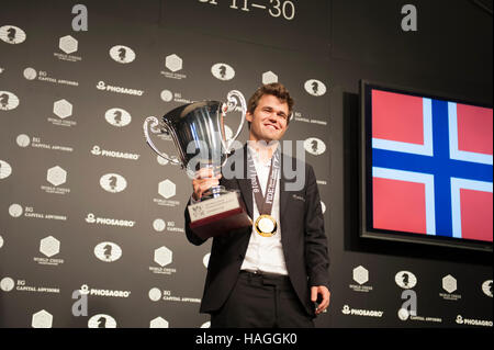 New York, Stati Uniti d'America. 30 Novembre, 2016. Magnus Carlsen di Norvegia tenendo il premio cup su nov. 30, 2016 dopo aver vinto un 13-giorno match contro Sergey Karjakin della Russia per il titolo di FIDE Campione del Mondo di scacchi - un titolo che Carlsen già detenuti e ha dovuto difendere. Il match è stato tenuto in South Street Seaport a Manhattan, New York City. Credito: Terese Loeb Kreuzer/Alamy Live News Foto Stock