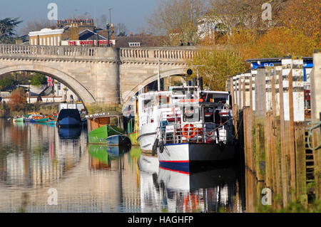 Londra, UK, 1 dicembre, 2016. Luminosa giornata di sole lungo il Tamigi a Richmond come cold snap continua. Credito: JOHNNY ARMSTEAD/Alamy Live News Foto Stock