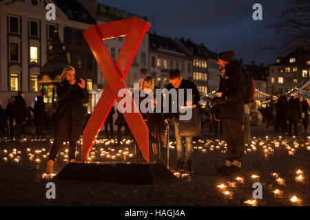 Copenhagen, Danimarca. 01 Dic, 2016. Danimarca, Copenaghen, dicembre 1st. La Giornata mondiale contro l AIDS è tenuto il 1 dicembre di ogni anno ed è un'opportunità per le persone di tutto il mondo di unirsi nella lotta contro l HIV, sensibilizzazione del virus e mostrare il loro sostegno per le persone che vivono con HIV. Circa 2.000 candlelights illuminare Gammeltorv nel centro di Copenhagen per commemorare le persone che sono morte a causa dell AIDS. Credito: Mathias Eis Schultz/Alamy Live News Foto Stock