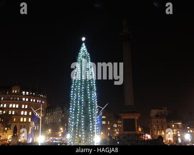 Londra, Regno Unito. 01 Dic, 2016. Albero di Natale illuminato su Trafalgar Square, Londra, UK Credit: Nastia M/Alamy Live News Foto Stock