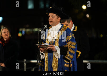 Londra, Regno Unito. Il 1 dicembre del 2016. Il consigliere Steve Summers, sindaco di Westminster assiste l'albero di Natale in Trafalgar Square è accesa dopo l'annuale Luci accensione a Londra, 1 dicembre 2016. La struttura è stata un dono dal 1947 dal popolo della Norvegia nel riconoscimento della Gran Bretagna il supporto durante la II Guerra Mondiale, Londra, Regno Unito. Credito: Vedere Li/Alamy Live News Foto Stock