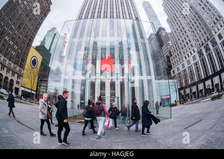 New York, Stati Uniti d'America. 01 Dic, 2016. L'Apple store sulla Fifth Avenue a New York Visualizza il suo logo illuminato in rosso la Giornata Mondiale contro l Aids giovedì 1 dicembre 2016. CEO Apple Tim Cook ha annunciato Apple partnership estesa con (rosso) comprese le donazioni per i clienti utilizzando Apple paga e aggiuntivi (rosso) prodotti. ( © Richard B. Levine) Credito: Richard Levine/Alamy Live News Foto Stock
