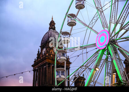 Leeds, Regno Unito. 01 Dic, 2016. Il primo giorno del mese di dicembre, Leeds ottiene in spirito di festa con il Leeds observation wheel illuminata lungo con le tradizionali luci di Natale e il municipio di sfondo, la ruota è quasi 60 metri di altezza e vanta una vista a 360 gradi di tutta la città. Adottate il 1 dicembre 2016 a Leeds. Credito: Andrew Gardner/Alamy Live News Foto Stock