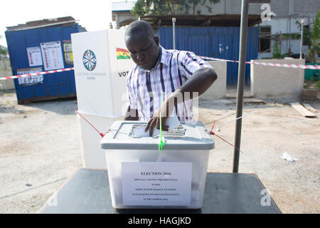 Accra, Ghana. 1 dicembre, 2016. Voto anticipato che si svolge oggi in anticipo del Ghana e Presidenziale Elezione parlamentare. Voto generale inizia il 7 dicembre 2016. Daniel non immunogeni o votazioni alla Sowutuom stazione di polizia ad Accra. Credito: Louise Wateridge/ZUMA filo/Alamy Live News Foto Stock