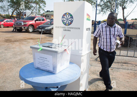 Accra, Ghana. 1 dicembre, 2016. Voto anticipato che si svolge oggi in anticipo del Ghana e Presidenziale Elezione parlamentare. Voto generale inizia il 7 dicembre 2016. Daniel non immunogeni o votazioni alla Sowutuom stazione di polizia ad Accra. Credito: Louise Wateridge/ZUMA filo/Alamy Live News Foto Stock