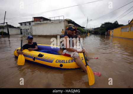 Valencia, Carabobo, Venezuela. 1 dicembre, 2016. Le forti piogge hanno causato inondazioni in cinque comuni di Stato Carabobo. © Juan Carlos Hernandez/ZUMA filo/Alamy Live News