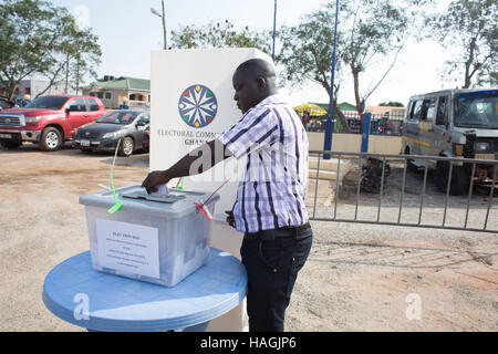 Accra, Ghana. 1 dicembre, 2016. Voto anticipato che si svolge oggi in anticipo del Ghana e Presidenziale Elezione parlamentare. Voto generale inizia il 7 dicembre 2016. Daniel non immunogeni o votazioni alla Sowutuom stazione di polizia ad Accra. Credito: Louise Wateridge/ZUMA filo/Alamy Live News Foto Stock