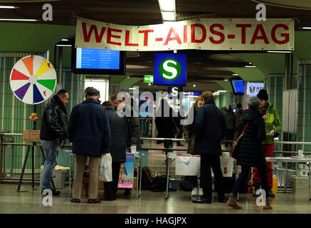 (161201 ) -- FRANCOFORTE, 1 dicembre, 2016 (Xinhua) -- volontari di parlare con i passeggeri in un consulente del supporto per il mondo?AIDS?il giorno a una stazione della metropolitana a Francoforte, Germania, dal 1 dicembre 2016. (Xinhua/Luo Huanhuan) Foto Stock