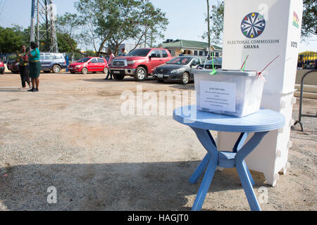 Accra, Ghana. 1 dicembre, 2016. Voto anticipato che si svolge oggi in anticipo del Ghana e Presidenziale Elezione parlamentare. Voto generale inizia il 7 dicembre 2016. Credito: Louise Wateridge/ZUMA filo/Alamy Live News Foto Stock