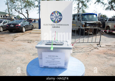 Accra, Ghana. 1 dicembre, 2016. Voto anticipato che si svolge oggi in anticipo del Ghana e Presidenziale Elezione parlamentare. Voto generale inizia il 7 dicembre 2016. Credito: Louise Wateridge/ZUMA filo/Alamy Live News Foto Stock