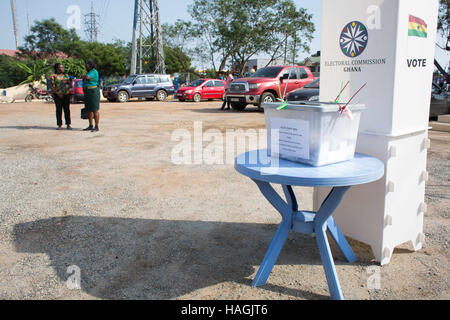 Accra, Ghana. 1 dicembre, 2016. Voto anticipato che si svolge oggi in anticipo del Ghana e Presidenziale Elezione parlamentare. Voto generale inizia il 7 dicembre 2016. Credito: Louise Wateridge/ZUMA filo/Alamy Live News Foto Stock