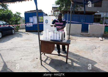 Accra, Ghana. 1 dicembre, 2016. Voto anticipato che si svolge oggi in anticipo del Ghana e Presidenziale Elezione parlamentare. Voto generale inizia il 7 dicembre 2016. Credito: Louise Wateridge/ZUMA filo/Alamy Live News Foto Stock