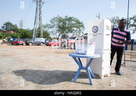 Accra, Ghana. 1 dicembre, 2016. Voto anticipato che si svolge oggi in anticipo del Ghana e Presidenziale Elezione parlamentare. Voto generale inizia il 7 dicembre 2016. Credito: Louise Wateridge/ZUMA filo/Alamy Live News Foto Stock