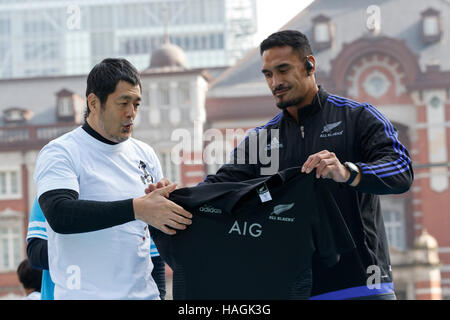 Tokyo, Giappone. 1 dicembre, 2016. Ex di mixed martial arts fighter Mauro Takada (L) riceve un All Blacks ufficiale team jersey da Jerome Kaino (R) un membro della nazionale neozelandese di rugby gli All Blacks, durante un evento organizzato dal team sponsor AIG davanti alla Stazione di Tokyo il 1 dicembre 2016 a Tokyo, in Giappone. Nove giocatori di rugby sono state in Giappone per caso e hanno preso il loro tempo per interagire con i bambini locali, insegnare tecniche di rugby, firma autografi e scattare foto con i tifosi. Il Giappone è prevista per ospitare la Coppa del Mondo di Rugby nel 2019. Credito: Aflo Co. Ltd./Alamy Live ne Foto Stock