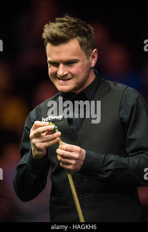 York, Regno Unito. 1 dicembre, 2016. Liam Highfield di Inghilterra compete durante il quarto round in abbinamento con Mark Williams del Galles a Snooker campionato britannico di York, Gran Bretagna il 1 dicembre, 2016. Credito: Jon fibbia/Xinhua/Alamy Live News Foto Stock