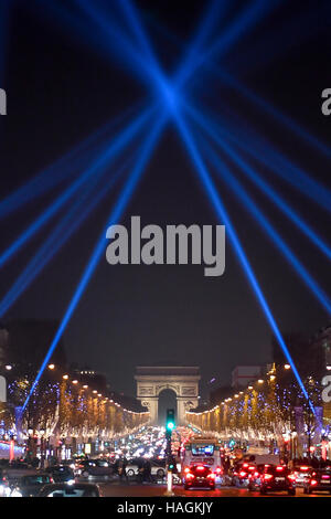 Parigi. 1 dicembre, 2016. Foto scattata il 1 dicembre, 2016 mostra l'Avenue Champs Elysees di Parigi, Francia. Credito: Chen Yichen/Xinhua/Alamy Live News Foto Stock