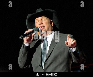 Washington, DC, Stati Uniti d'America. 1 dicembre, 2016. Il cantante country Garth Brooks esegue a livello nazionale albero di Natale Illuminazione su l'ellisse in Washington, DC il giovedì, 1 dicembre 2016. Credito: Ron Sachs/Piscina via CNP/MediaPunch Credito: MediaPunch Inc/Alamy Live News Foto Stock