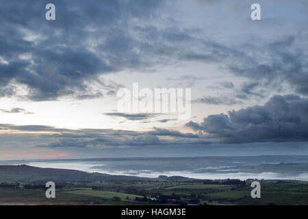 Alba foschia sopra il South Tyne valley, visto dal Winshields dirupi, il vallo di Adriano, Northumberland, Inghilterra Foto Stock