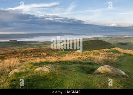 Winshields dirupi, il vallo di Adriano, Northumberland, Inghilterra, con distante alba foschia sopra Haltwhistle e il South Tyne valley Foto Stock