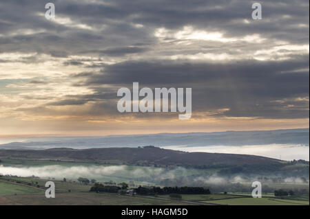 Alba foschia sopra il South Tyne valley, visto dal Winshields dirupi, il vallo di Adriano, Northumberland, Inghilterra Foto Stock