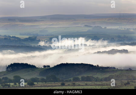 Alba foschia sopra il South Tyne valley, visto dal Winshields dirupi, il vallo di Adriano, Northumberland, Inghilterra Foto Stock