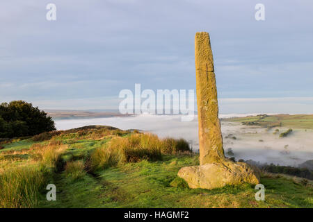 La pietra lunga, Barcombe collina, Vindolanda Roman Fort, ,con bassa giacente mist aggrappati a sud Tyne valle al di là Foto Stock