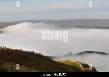 La vista dalla collina Barcombe, affacciato Vindolanda Roman Fort, con basse mist aggrappati a sud Tyne valle al di là Foto Stock