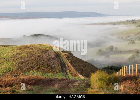 La vista dalla collina Barcombe, affacciato Vindolanda Roman Fort, con basse mist aggrappati a sud Tyne valle al di là Foto Stock