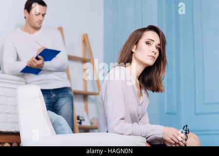 Cupo giovane donna con la consulenza professionale di psicologo Foto Stock