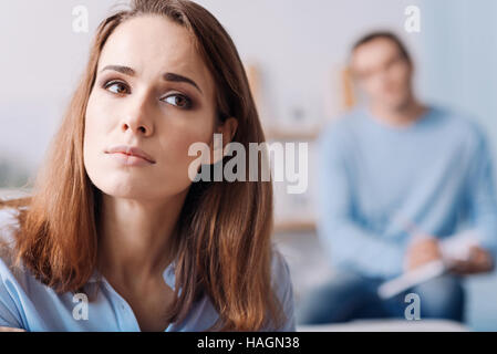 Piacevole premurosa donna avente un appuntamento con lo psicologo. Foto Stock