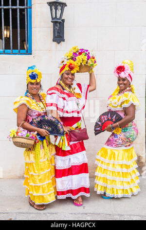 Donne cubane con abbigliamento tradizionale a l'Avana vecchia strada. Il centro storico di La Habana è Patrimonio mondiale dell'UNESCO dal 1982. Foto Stock