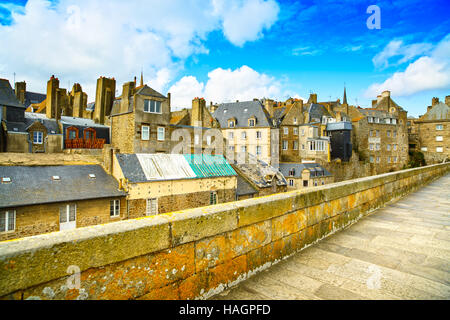 Saint Malo le mura della città e case. La Bretagna, in Francia, in Europa. Foto Stock