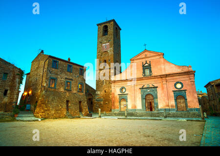 Civita di Bagnoregio città fantasma landmark, borgo medievale piazza e chiesa vista su Twilight. Lazio, l'Italia, l'Europa. Foto Stock