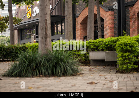 Più recente costruzione a Medellin, Colombia un innovativo food court simile a un mercato europeo e aperto al pubblico. Foto Stock