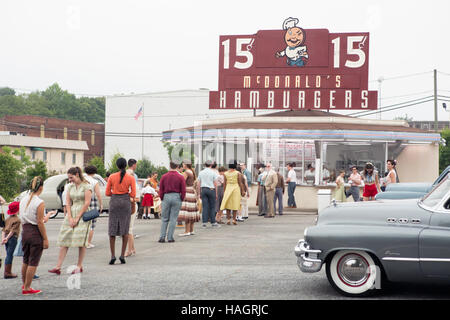 Il fondatore è un 2016 American Biographical film di fiction diretto da John Lee Hancock e scritto da Robert Siegel. Il film ritrae la storia di Ray Kroc e la sua acquisizione della McDonald's una catena di fast food. Il film stelle Michael Keaton come Kroc e Laura Dern ha come sua moglie Ethel Fleming. Questa fotografia è per il solo uso editoriale ed è il copyright del film company e/o il fotografo assegnato dal film o società di produzione e può essere riprodotto solo da pubblicazioni in congiunzione con la promozione del film di cui sopra. Un credito per il film company è richiesto. La foto Foto Stock